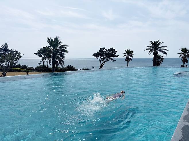 파르나스호텔제주 인피니티풀 ‘에스추어리풀’ 황소영 기자 fangso@donga.com