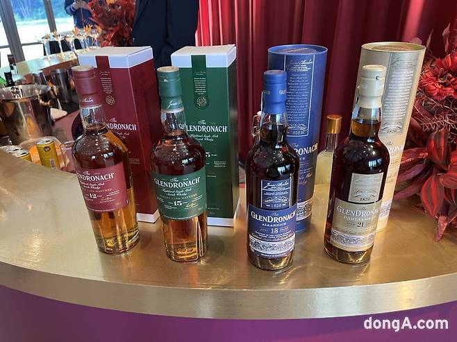 (왼쪽부터)글렌드로낙, 12년, 15년, 18년, 21년 위스키.