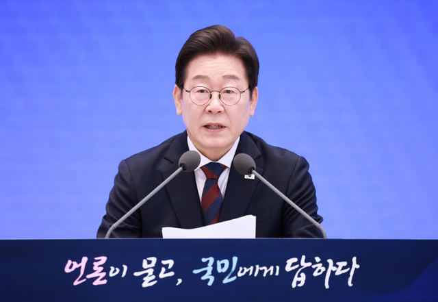 이재명 대통령이 3일 청와대에서 기자회견을 열고 있다. 연합뉴스