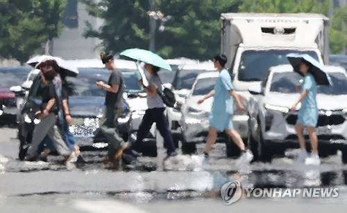 ‘서 있기만 해도 땀이 줄줄’…연일 이어지는 폭염 [연합뉴스]