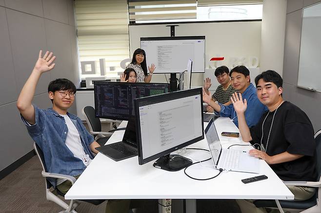 KT 기술혁신부문 연구원들이 서초구 KT 우면연구센터에서 믿:음 2.0을 테스트하고 있는 모습