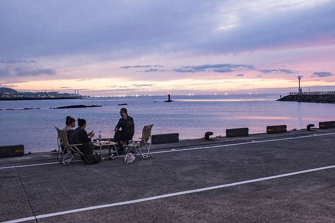 제주 민박집 주인이 추천한 ‘조천수산’에선 지는 해를 바라보며 술 한잔하기 좋다. 최갑수 제공