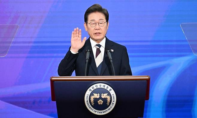 이재명 대통령이 4일 국회에서 대통령 취임 선서를 하고 있다. 공동취재사진