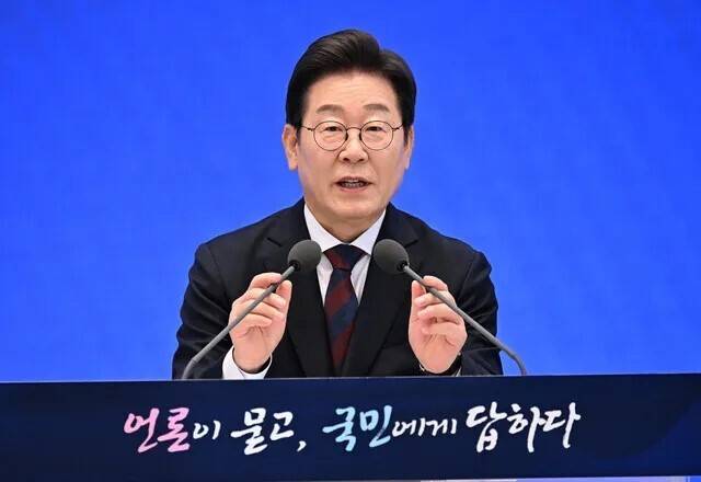 이재명 대통령이 3일 서울 종로구 청와대 영빈관에서 열린 취임 첫 공식 기자회견 ‘대통령의 30일, 언론이 묻고, 국민에게 답하다’에 참석해 발언하고 있다. 대통령실사진기자단