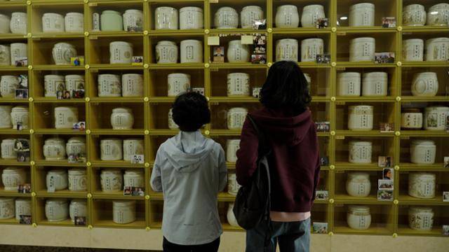 지난 4월 27일 김혜영(오른쪽)씨가 어머니 이춘희씨와 함께 경기 용인시에 위치한 봉안당에서 아빠의 납골함을 바라보고 있다. 박고은·이수연·박채원 PD