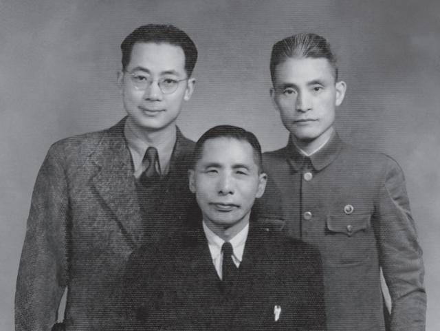 김구(가운데) 선생이 윤봉길 열사에게 폭탄을 만들어 준 중국인 왕백수(왼쪽), 중국 국민당군에서 활약하던 김홍일과 함께 찍은 사진. 김홍일 장군 기념사업회