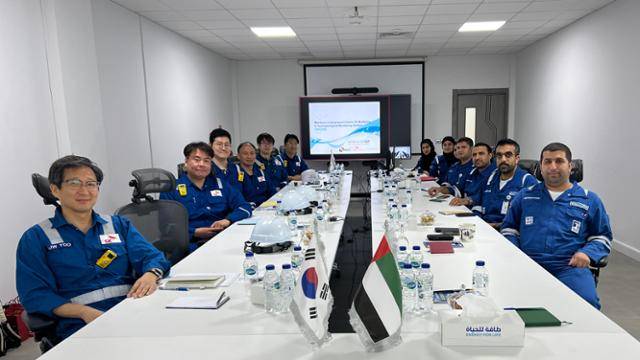 한국석유공사와 아랍에미리트(UAE) 국영석유회사 ADNOC 간 지하공동 운영단계 기술용역 착수회의가 2일 UAE 아부다비에 위치한 ADNOC 본사에서 열렸다. 이날 회의에는 박원우 석유공사 비축운영팀 차장(왼쪽줄 앞에서 두번째), 전성천 지오그린21 전무이사(왼쪽줄 뒤에서 세번째), 엄권식 지오그린21 실장(왼쪽줄 뒤에서 첫번째), 술탄 알마즈루이(Sultan Almazrooei) 후자이라 지하유류저장공동 운영팀장(오른쪽줄 앞에서 첫번째), 사우드 하렙 알다르마키(Saoud Hareb Al-Darmaki) ADNOC 본사 팀장(오른쪽줄 앞에서 두번째) 등 참석자들이 참석했다. 한국석유공사 제공