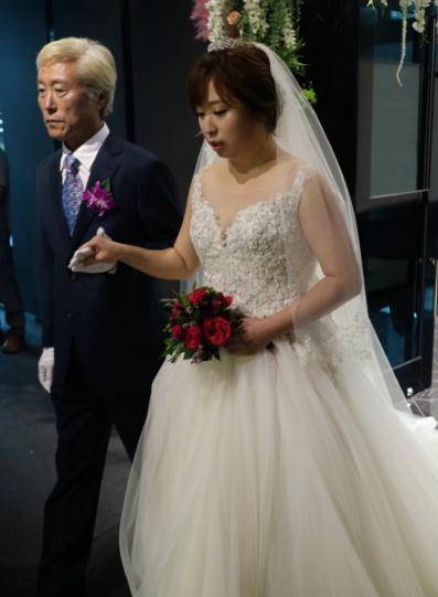 2017년 결혼식날 고미애씨가 아빠의 손을 잡고 신부 입장을 하고 있다. 고씨 제공