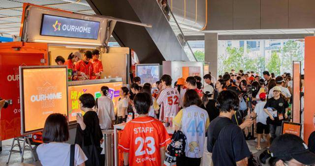 아워홈이 한화이글스와 2025 연간 스폰서십 협약을 체결한 2일 대전 한화생명볼파크에서 시식 행사를 하는 모습. 아워홈 제공
