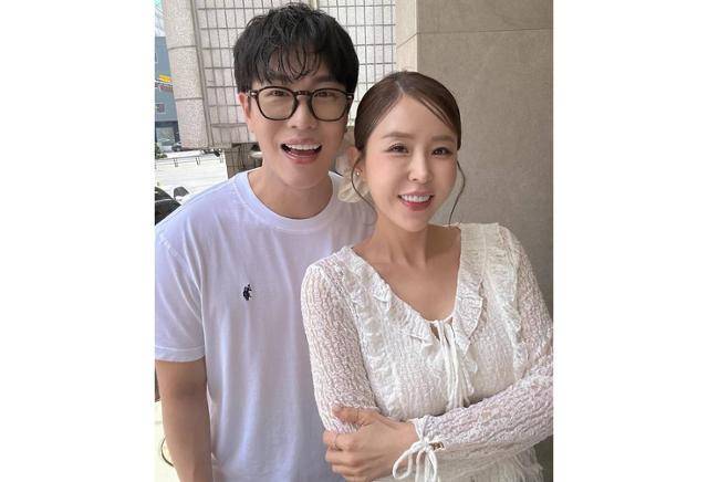 그룹 코요태 멤버 신지와 가수 문원이 결혼 발표 이후 라디오에 출연, 단단한 애정을 드러냈다. 신지 SNS