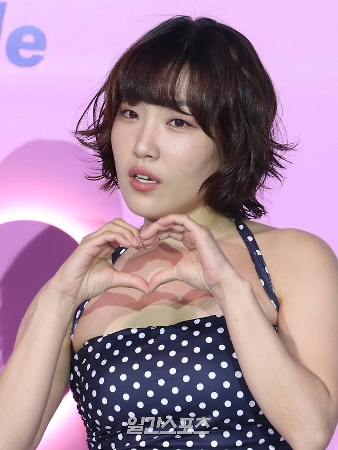 배우 서인국, 강한나, 코미디언 이은지, 가수 카더가든이 3일 오전 서울 용산구 CGV용산아이파크몰에서 열린 넷플릭스 예능 '모태솔로지만 연애는 하고 싶어' 제작발표회에 참석해 포즈를 취하고 있다. '모태솔로지만 연애는 하고 싶어'는 우리도 제발 연애하고 싶다! 연애 초보, 모태솔로 성인 남녀들의 좌충우돌 데이팅쇼가 시작된다. 전문가들의 도움으로 외모부터 마인드까지 새롭게 태어난 그들의 설렘 가득한 첫 연애 이야기. 오는 8일 공개. 서병수 기자 qudtn@edaily.co.kr /2025.07.03/