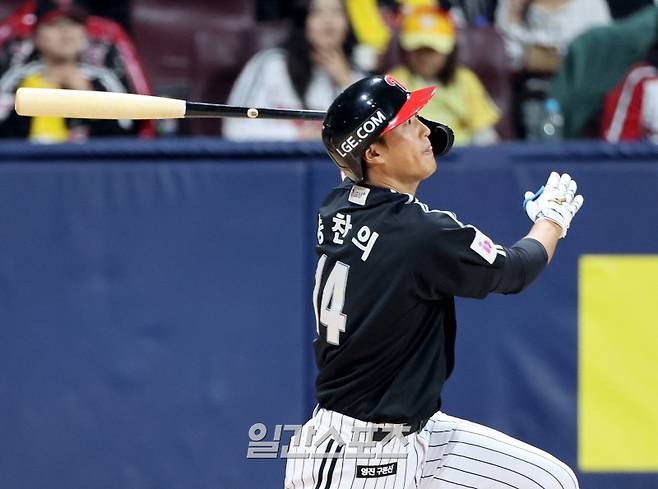 2025 KB0리그 프로야구 키움히어로즈와 LG트윈스의 경기가 10일 오후 서울 고척스카이돔에서 열렸다. 2회초 1사 1,2루 송찬의가 스리런홈런을 치고 있다. 고척=김민규 기자 mgkim1@edaily.co.kr /2025.04.10/