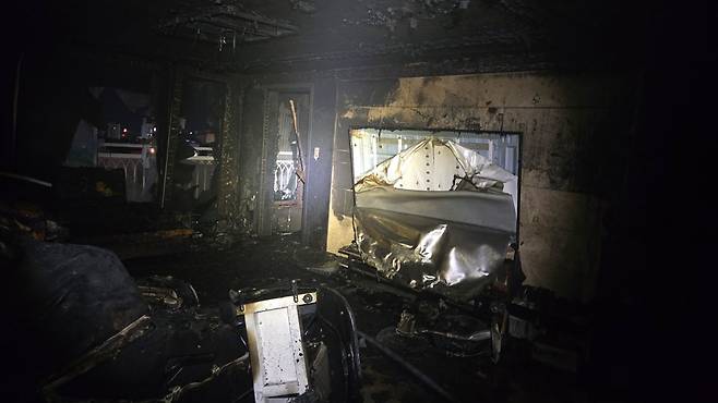 불이 난 아파트 내부 [연합뉴스/부산소방본부 제공]