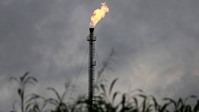 유정에서 배출되는 가스