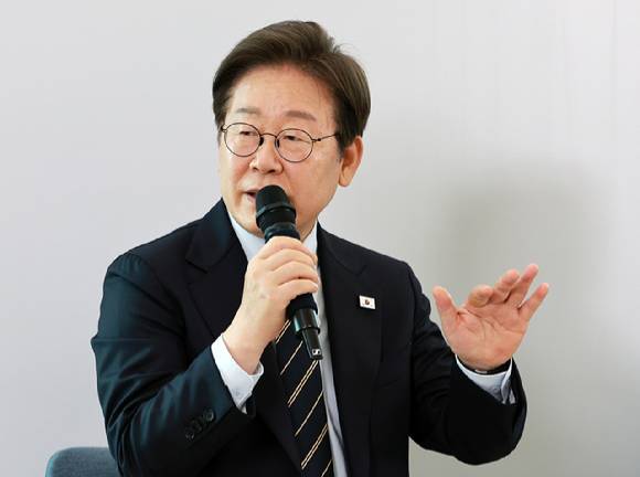이재명 대통령이 지난달 30일 서울 용산 대통령실 파인그라스에서 열린 문화예술계 수상자 간담회에서 발언하고 있다. [사진=연합뉴스]