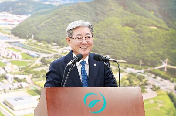 오태완 경남 의령군수가 지난 1일 군청 대회의실에서 열린 7월 직원 정례 조회에서 인사말을 하고 있다. [사진=경남 의령군]