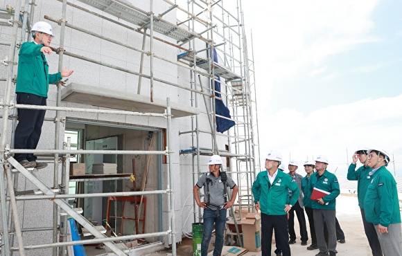 오태완 경남 의령군수(맨 왼쪽)가 지난 1일 군 관계자들과 함께 관내 한우산 생태숲 별천지마을 조성지 공사 현장을 둘러보고 있다. [사진=경남 의령군]
