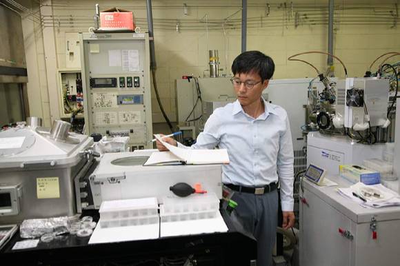 황철성 교수는 “앞으로 AI 시대에 있어 뉴로모픽 반도체가 중요하다”며 “AI 분야에서 가장 큰 문제인 과도한 전력과 GPU 등의 리소스 사용을 줄일 수 있다”고 강조했다. [사진=과기정통부]