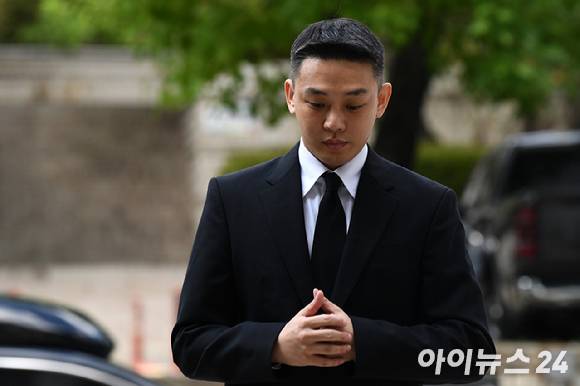 프로포폴 등 의료용 마약류를 상습 투약한 혐의를 받는 배우 유아인(본명 엄홍식)이 지난해 9월 3일 오후 서울 서초구 서울중앙지법에서 열린 1심 공판에 참석하기 위해 법정으로 향하고 있다. [사진=곽영래 기자]