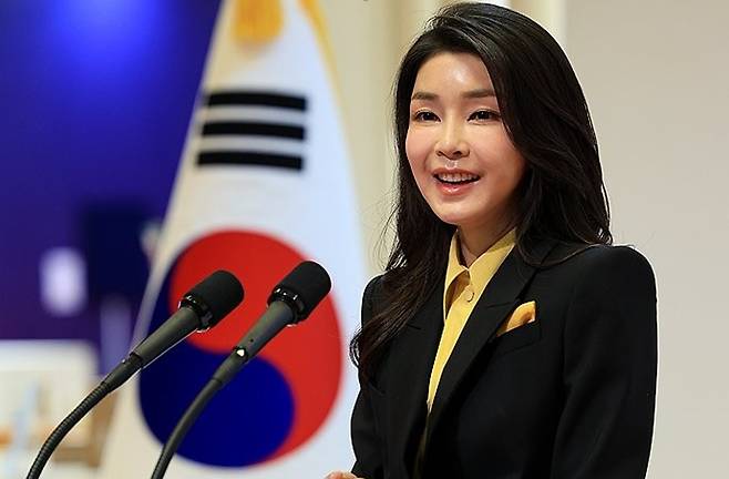 김건희 여사가 2023년 11월 1일 서울 강남구 코엑스에서 열린 '디자인코리아 2023' 개막식에서 축사하고 있다. 2023.11.1 [대통령실 제공. 재판매 및 DB 금지] [사진=연합뉴스]