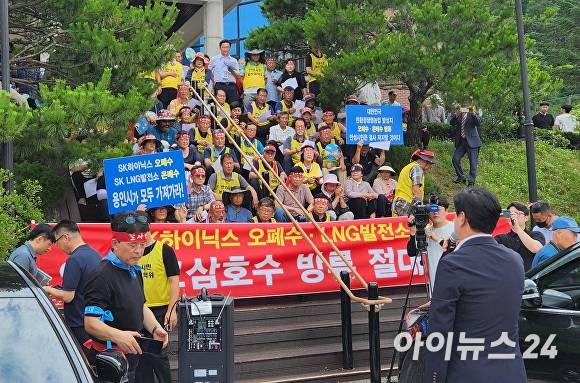 윤종근 국회의원이 2일 LNG 열병합발전소 건립 반대 집회에서 발언하고 있다. [사진=임정규 기자]