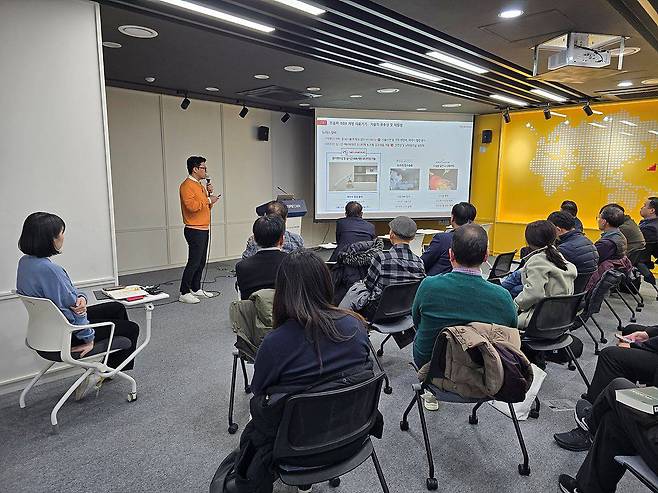 대전 혁신신약살롱에서 기술을 소개하는 박주영 대표(강연자) / 출처=뉴머스
