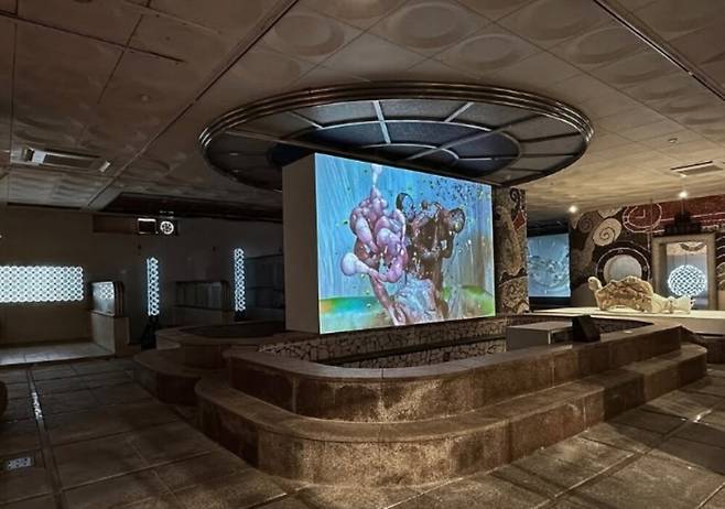 2024년 ‘씻고 마시고 기도하라’ 전 중.