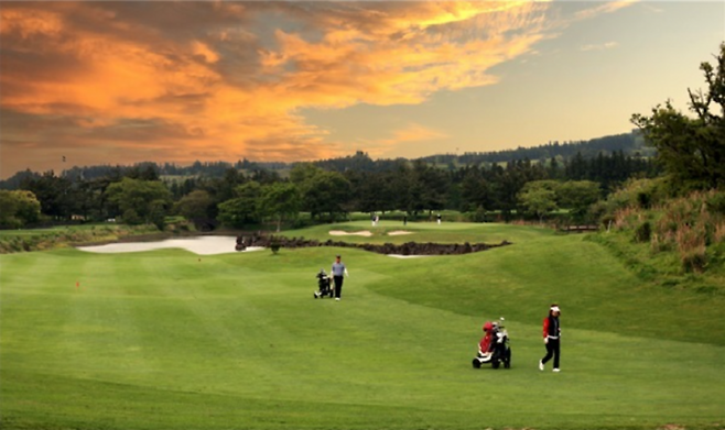 'A'골프장. 노을 아래, 로봇 캐디와 함께 페어웨이를 걷는 골퍼들. ('A'골프장 제공)