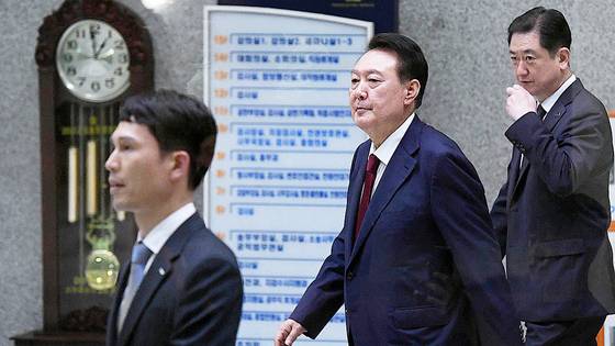 피의자 신분으로 내란 특검 조사를 받은 윤석열 전 대통령이 29일 서초구 서울고검 청사를 나서고 있다. 연합뉴스