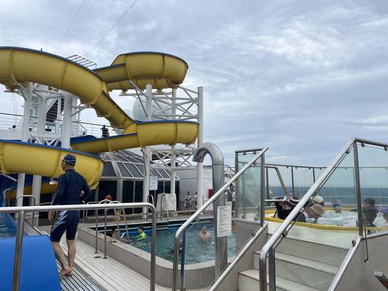 세레나호에 있는 아이리스 수영장과 워터슬라이드. 강석현 기자