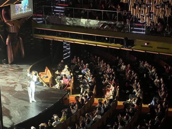 지오베 대극장에서 트로트 가수 박군씨가 노래하고 있다. 강석현 기자