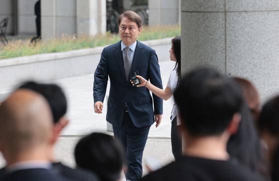 김주현 전 민정수석이 3일 내란특검 조사를 받기 위해 서초구 서울고검으로 들어서고 있다. 연합뉴스