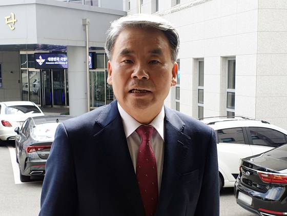 이종섭 전 국방부 장관이 지난해 9월 3일 오후 서울 용산구 국방부 중앙군사법원에서 열린 박정훈 전 해병대 수사단장 항명 혐의 7차 공판에 증인으로 출석하며 취재진 질문에 답하고 있다. 연합뉴스