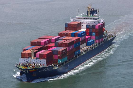 2025년 4월 16일 베트남 하이퐁 국제 컨테이너 터미널 근처에 보이는 컨테이너선. 로이터=연합뉴스