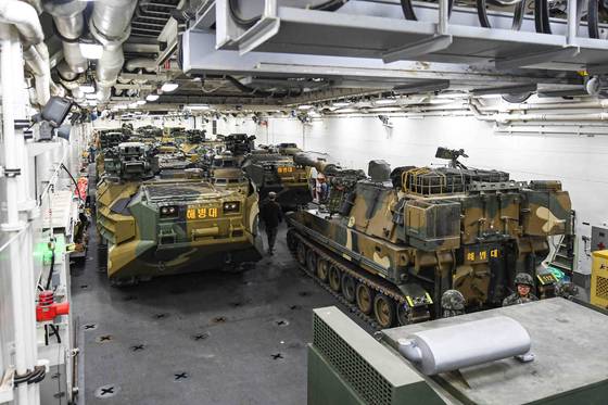 올해 2월 코브라골드 연합훈련 참가를 위해 경남 진해 군항에 정박 중인 해군 노적봉함(상륙함, 4,900톤급) 격납고에 탑재된 해병대 한국형 상륙돌격장갑차(KAAV) 및 K-55 자주포 모습. 뉴시스