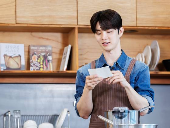 큐가 엄마의 청국장 레시피가 적혀 있는 편지를 읽고 있다. 큐는 어릴 때부터 엄마가 끓여주는 찌개와 국을 좋아했다. 사진 나승보(스튜디오 설담)