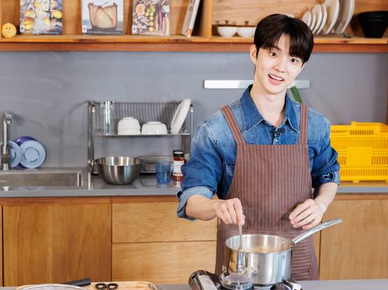 요즘 요리에 흥미를 느끼고 있다는 큐, 어머니에겐 순두부찌개를, 팬들에겐 들깨미역국을 직접 만들어주고 싶은 메뉴로 꼽았다. 사진 나승보(스튜디오 설담)