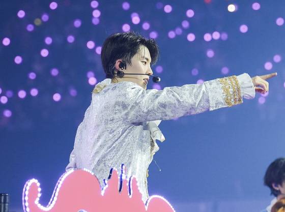 올해 진행한 팬콘서트에서 선 큐. 사진 원헌드레드레이블