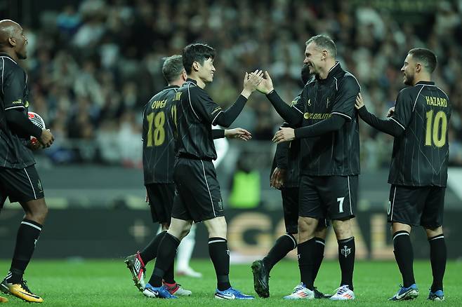 지난해 아이콘매치에서 박지성과 셰프체코가 인사를 나누고 있다. [사진 넥슨]