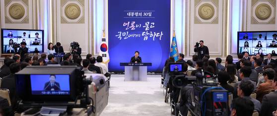 이재명 대통령이 3일 청와대 영빈관에서 '대통령의 30일, 언론이 묻고 국민에게 답하다' 기자회견을 하고 있다. 대통령실은 연단을 없애 이 대통령이 참석자들과 같은 눈높이에서 회견을 진행하도록 연출했다. 대통령실사진기자단