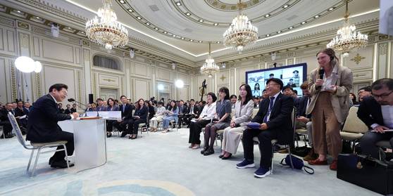 이재명 대통령이 3일 청와대 영빈관에서 '대통령의 30일, 언론이 묻고 국민에게 답하다' 기자회견을 하고 있다. 대통령통신사진기자단