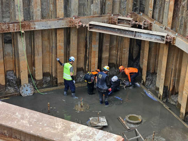 ▲ 3일 오후 2시 42분쯤 강릉시 유산동에서 단선전철 교량공사를 하던 30대 작업자가 바닥 철근으로 넘어지며 발에 부상을 입어 병원으로 옮겨졌다. 강원소방본부 제공