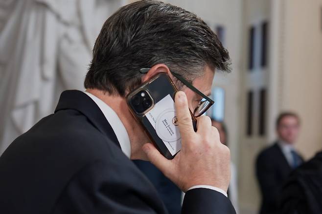 마이크 존슨 하원 의장이 2일(현지시간) 누군가와 통화하고 있다. / 사진=AP