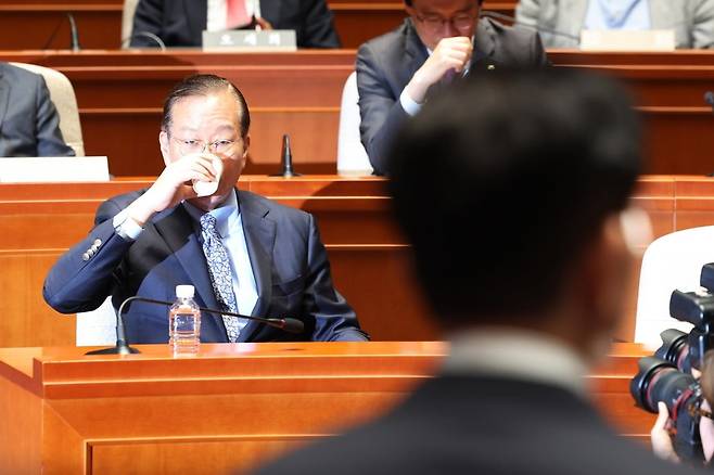 김문수 '작심발언' 들으며 굳은 표정 짓는 권영세 / 사진=연합뉴스