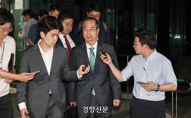 한덕수 전 국무총리가 2일 서울 서초구 서울고등검찰청에 마련된 내란특검 사무실에서 조사를 받은 후 귀가하고 있다. 2025.7.2 권도현 기자