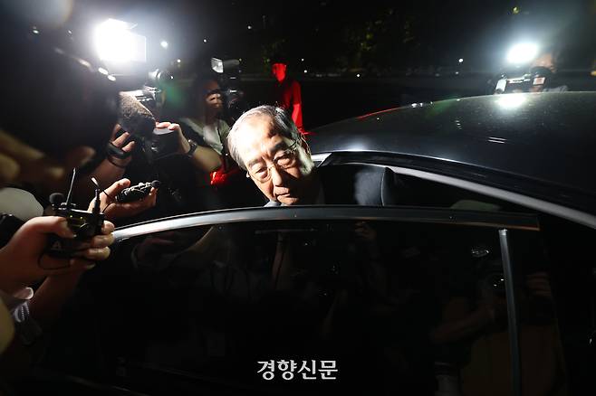 한덕수 전 국무총리가 2일 서울 서초구 서울고등검찰청에 마련된 내란특검 사무실에서 조사를 받은 후 귀가하고 있다. 2025.7.2 권도현 기자