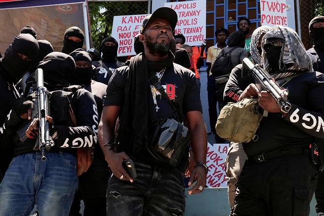 무장한 아이티 자경단 ‘두상 9’가 포르토프랭스에서 치안 약화에 항의하는 시위를 벌이고 있다. 로이터연합뉴스