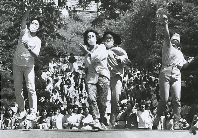 1987년 5월 26일 이화여자대학교 학생들이 돌을 던지고 있다. 민주화운동기념사업회·6월민주항쟁계승사업회 제공