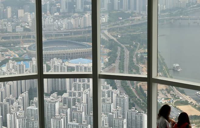 내 집은 어디에 3일 서울 송파구 롯데월드타워에서 내려다본 잠실 일대가 아파트로 빼곡하다. 연합뉴스