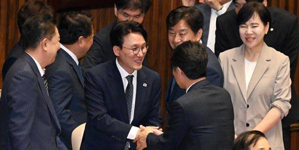 김민석 국무총리 후보자가 3일 국회 본회의에서 임명동의안이 통과된 뒤 더불어민주당 의원들의 축하를 받고 있다.  김정록 기자